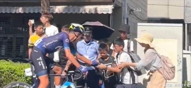 从孩子手里抢水杯 转手就送给自己的孩子 这位妈妈真丢人必威(图2)