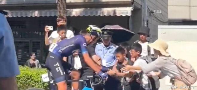 从孩子手里抢水杯 转手就送给自己的孩子 这位妈妈真丢人必威(图1)