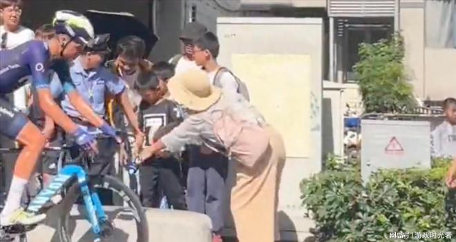 从孩子手里抢水杯 转手就送给自己的孩子 这位妈妈真丢人必威(图4)