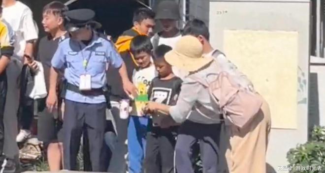 从孩子手里抢水杯 转手就送给自己的孩子 这位妈妈真丢人必威(图6)