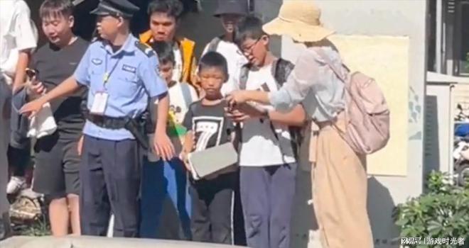 从孩子手里抢水杯 转手就送给自己的孩子 这位妈妈真丢人必威(图7)