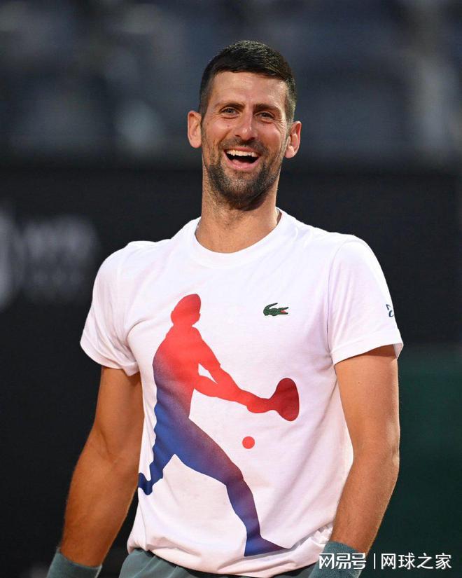 突发!德约赛后签名时遭水必威壶爆头晕倒是仇恨?还是意外?(图2) 突发!德约赛后签名时遭水必威壶爆头晕倒是仇恨?还是意外?(图2)