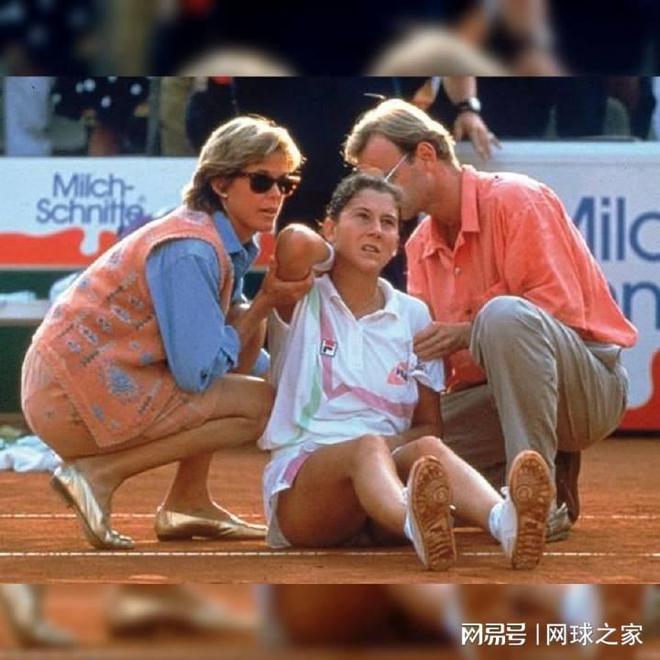 突发!德约赛后签名时遭水必威壶爆头晕倒是仇恨?还是意外?(图6) 突发!德约赛后签名时遭水必威壶爆头晕倒是仇恨?还是意外?(图6)