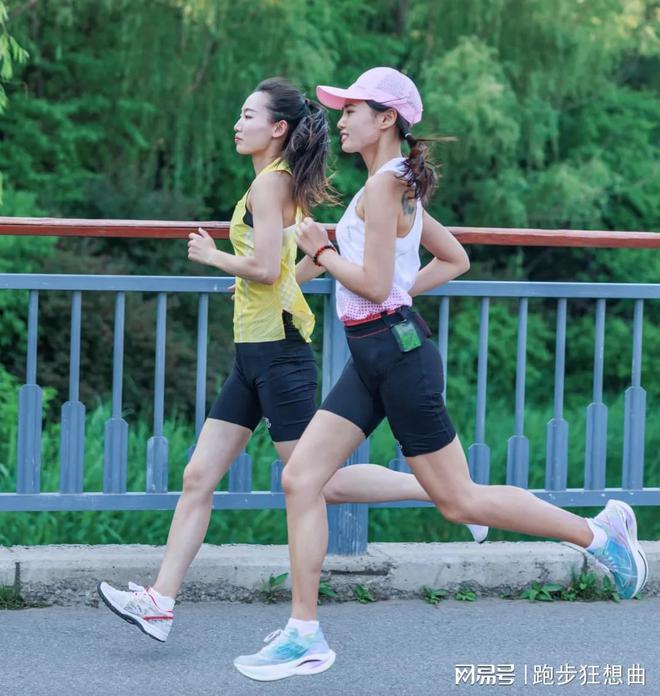 夜跑装备推荐 快来看必威看跑步运动装备(图1) 夜跑装备推荐 快来看必威看跑步运动装备(图1)