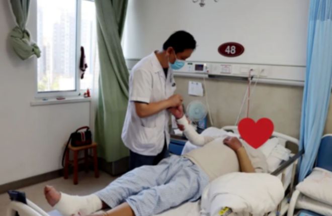 必威冷水壶烫伤老人家属索赔10000元厂家:我让你往里放烫水的(图5) 必威冷水壶烫伤老人家属索赔10000元厂家:我让你往里放烫水的(图5)