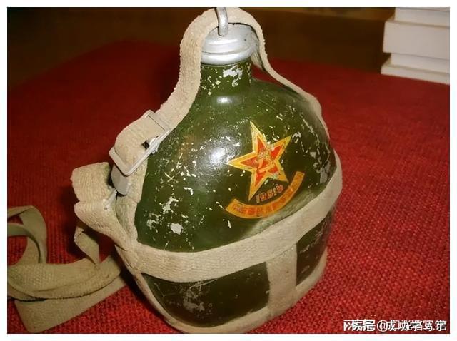 军用水壶几十年里经历了哪些变迁?见证了大国崛起的进程(图3) 军用水壶几十年里经历了哪些变迁?见证了大国崛起的进程(图3)