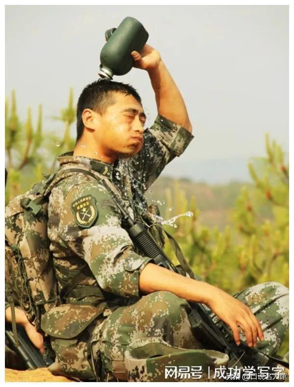 军用水壶几十年里经历了哪些变迁?见证了大国崛起的进程(图12) 军用水壶几十年里经历了哪些变迁?见证了大国崛起的进程(图12)