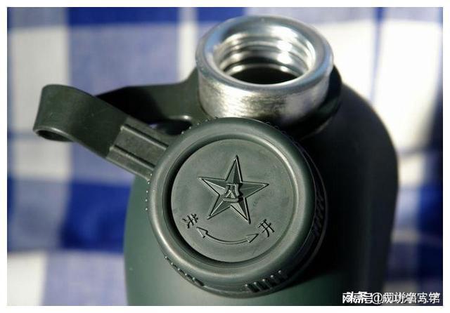 军用水壶几十年里经历了哪些变迁?见证了大国崛起的进程(图13) 军用水壶几十年里经历了哪些变迁?见证了大国崛起的进程(图13)