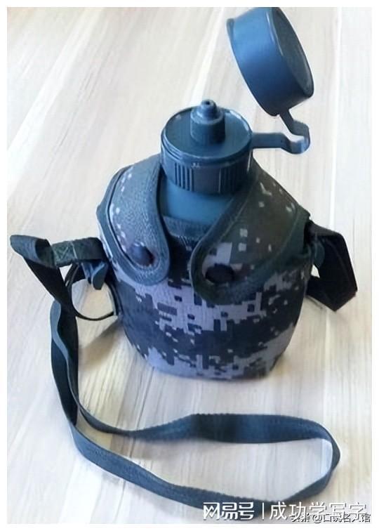 军用水壶几十年里经历了哪些变迁?见证了大国崛起的进程(图14) 军用水壶几十年里经历了哪些变迁?见证了大国崛起的进程(图14)