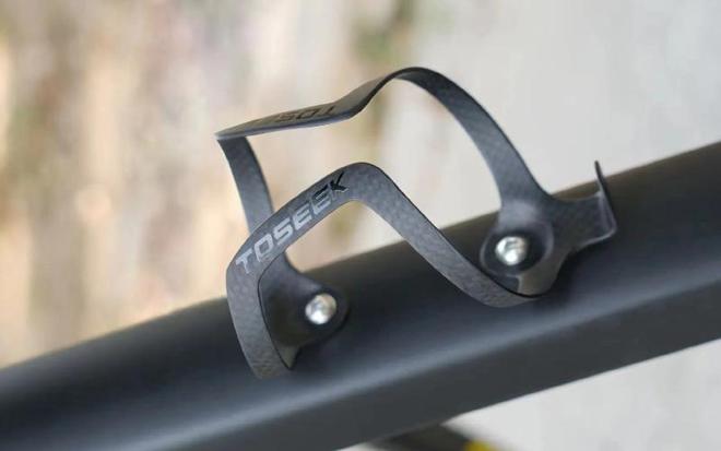 自行车水壶支架用碳纤维增强尼龙材料的特点(图1) 自行车水壶支架用碳纤维增强尼龙材料的特点(图1)