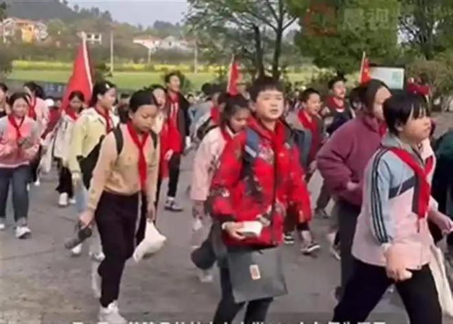 数百师生徒步17公里祭奠先烈网友：一举多得这才是真游学(图2)