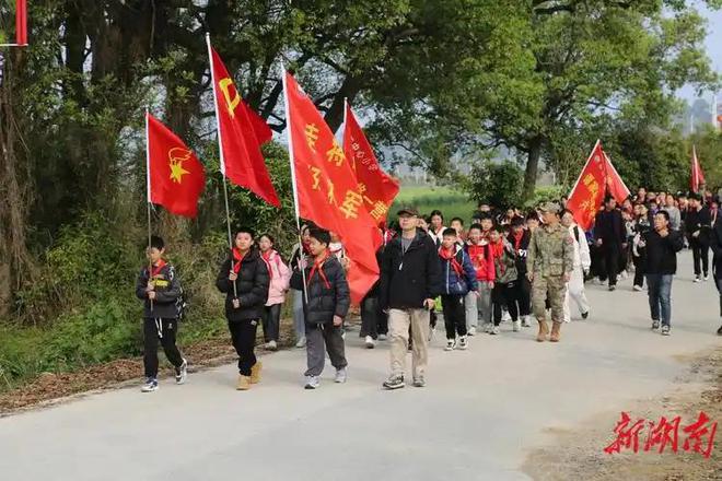 数百师生徒步17公里祭奠先烈网友：一举多得这才是真游学(图1)