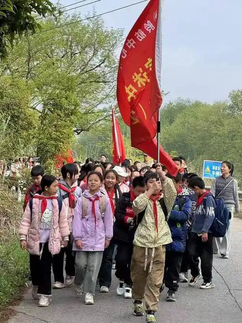 数百师生徒步17公里祭奠先烈网友：一举多得这才是真游学(图3)