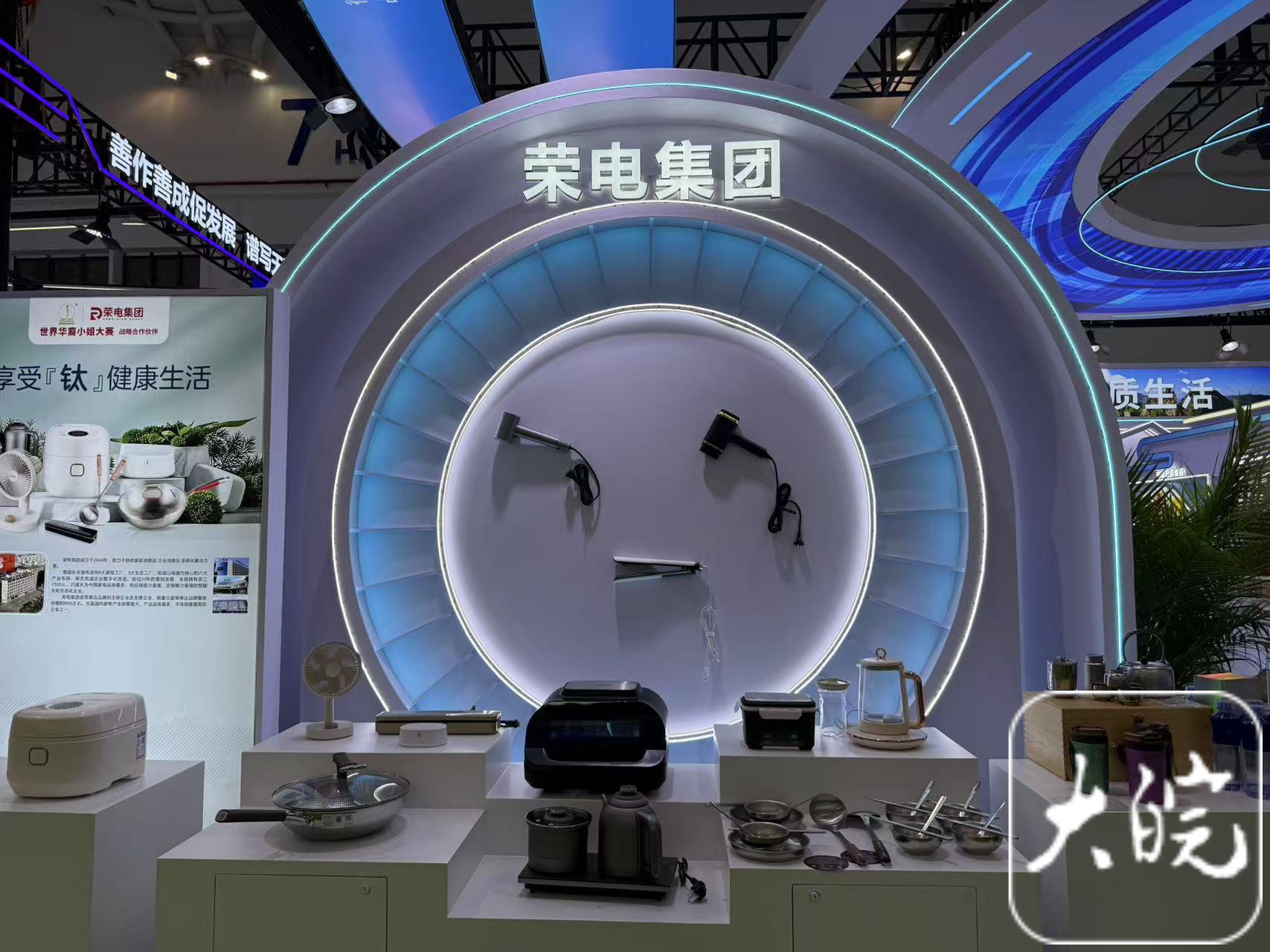 科技与非遗交融 皖韵魅力绽放全球！大皖新闻记者探访第五届消博会安徽馆(图1)