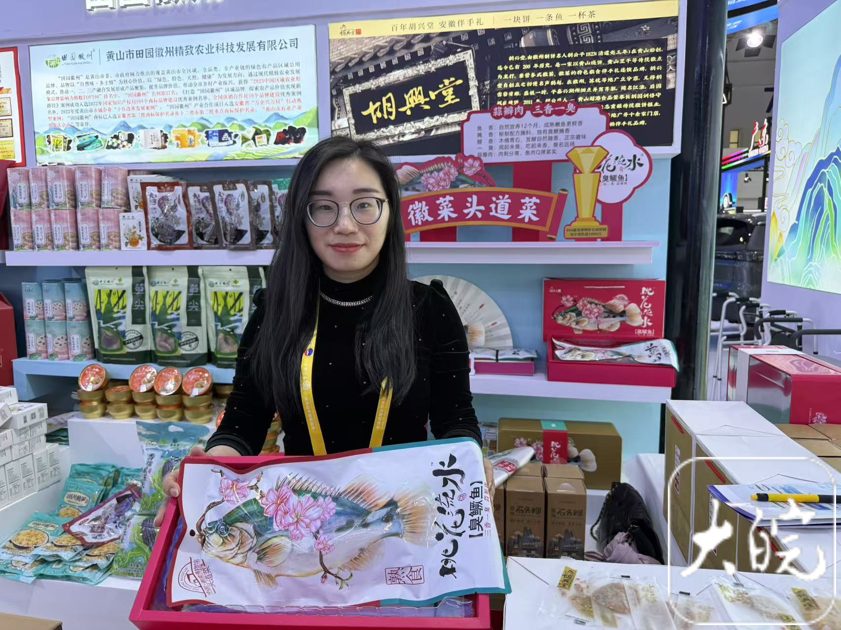 科技与非遗交融 皖韵魅力绽放全球！大皖新闻记者探访第五届消博会安徽馆(图4)