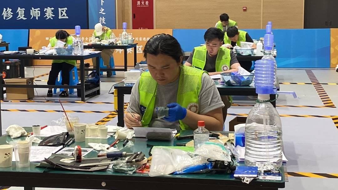 被文物修复“圈粉”的年轻人 如何实现从热爱到坚守？丨文化中国行(图2)