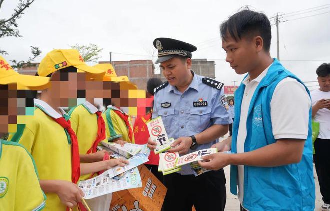 钦州公安参加 “我与运河共成长 同建绿色幸福家” 亲子研学活动(图4) 钦州公安参加 “我与运河共成长 同建绿色幸福家” 亲子研学活动(图4)