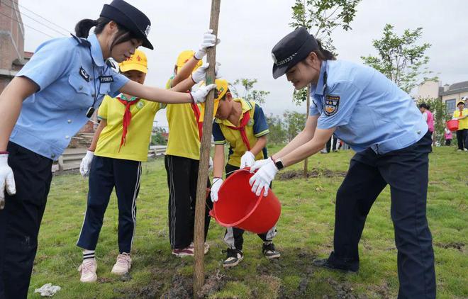 钦州公安参加 “我与运河共成长 同建绿色幸福家” 亲子研学活动(图2) 钦州公安参加 “我与运河共成长 同建绿色幸福家” 亲子研学活动(图2)