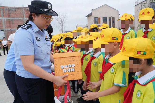 钦州公安参加 “我与运河共成长 同建绿色幸福家” 亲子研学活动(图5) 钦州公安参加 “我与运河共成长 同建绿色幸福家” 亲子研学活动(图5)