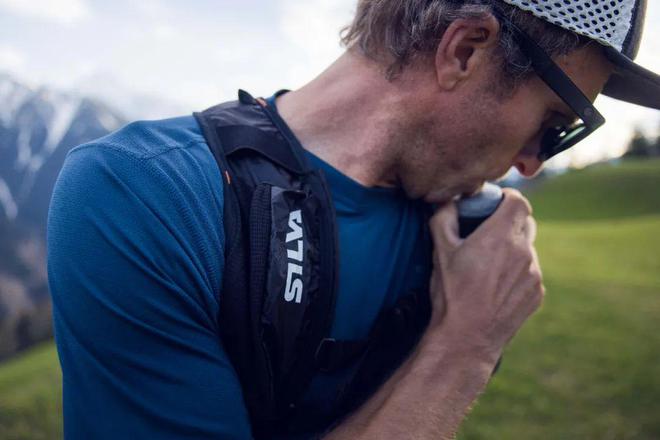 两日徒步最佳选择！SILVA大容量超轻户外背包买一赠三！(图8)