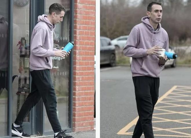 镜报:大卫-库特被解雇后首次公开露面手拿水壶、面色凝重(图1) 镜报:大卫-库特被解雇后首次公开露面手拿水壶、面色凝重(图1)