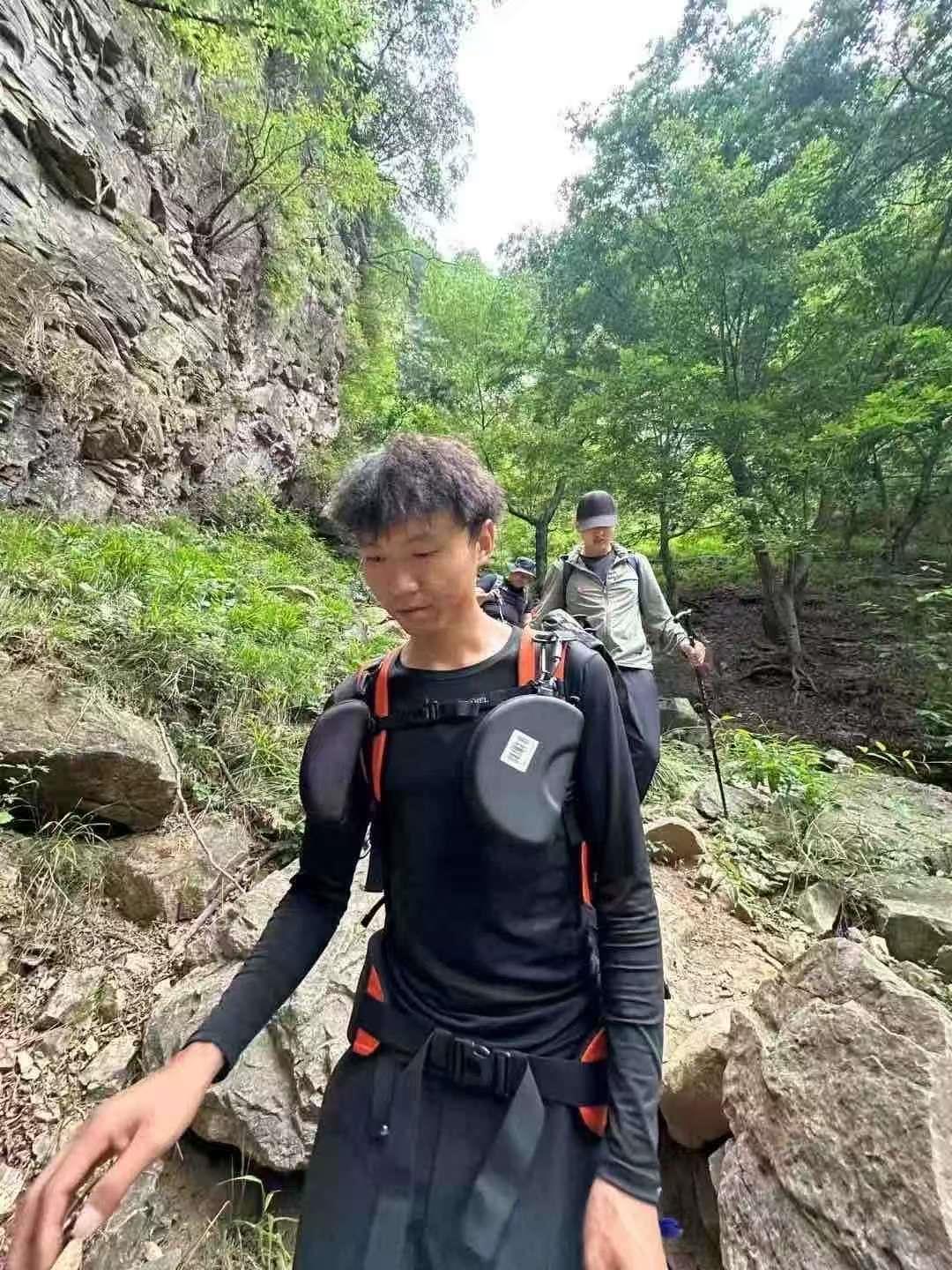 云南两男子徒步梅里雪山失联8天警方回应:正在搜寻(图2) 云南两男子徒步梅里雪山失联8天警方回应:正在搜寻(图2)